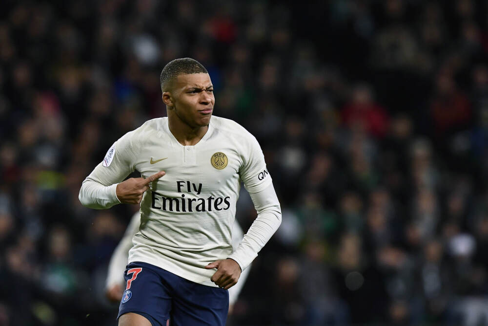 百微米级金刚石纳米线单晶制成